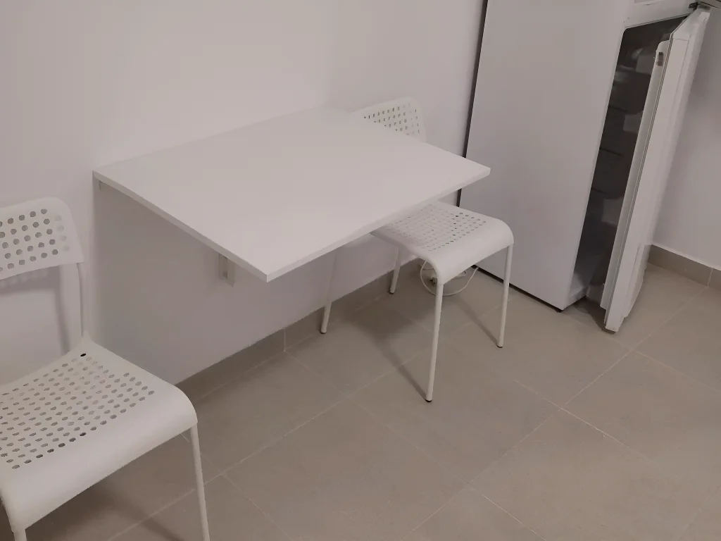 Masa cu scaune in bucatarie garsoniera inchiriere Sector 1 Bucuresti